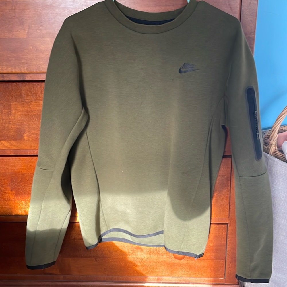 Green nike tech